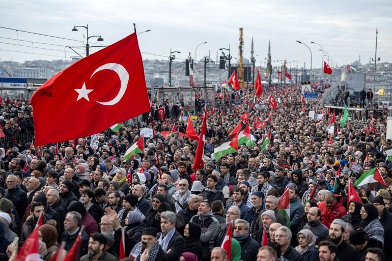 إسطنبول.. مظاهرة حاشدة دعمًا للفلسطينيين واستنكارًا للعدوان الإسرائيلي في غزة